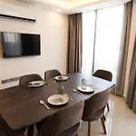 Apartamento Girne Merkezde Genis Terasli Havuzlu