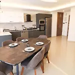 Girne Merkezde Genis Terasli Havuzlu Karavas (Northern Cyprus)