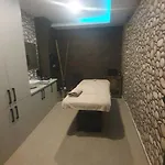 Girne Merkezde Genis Terasli Havuzlu