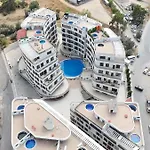 Girne Merkezde Genis Terasli Havuzlu Apartamento