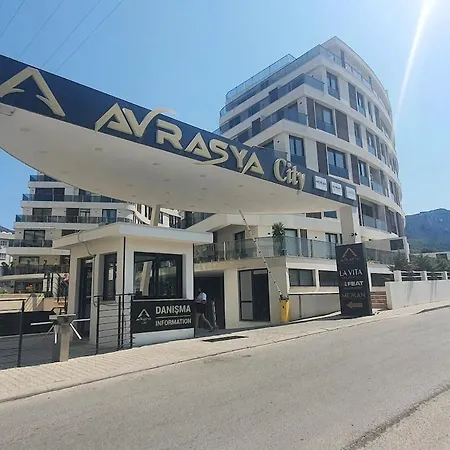 Girne Merkezde Genis Terasli Havuzlu Apartamento *