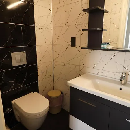 Girne Merkezde Genis Terasli Havuzlu Karavas (Northern Cyprus)