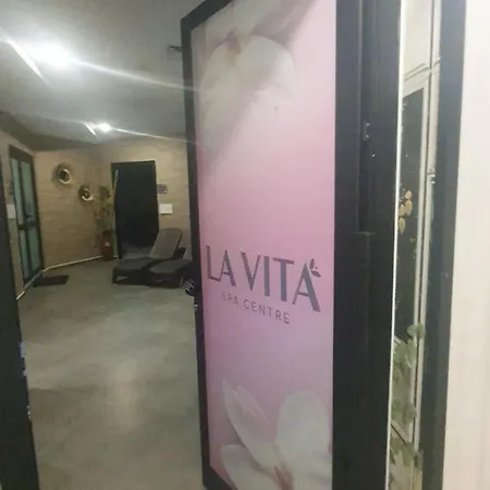 Girne Merkezde Genis Terasli Havuzlu Apartamento *