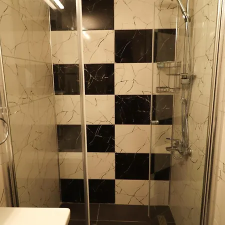 Girne Merkezde Genis Terasli Havuzlu *