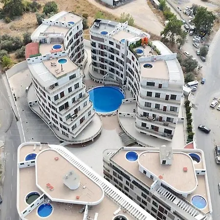 Girne Merkezde Genis Terasli Havuzlu Appartement