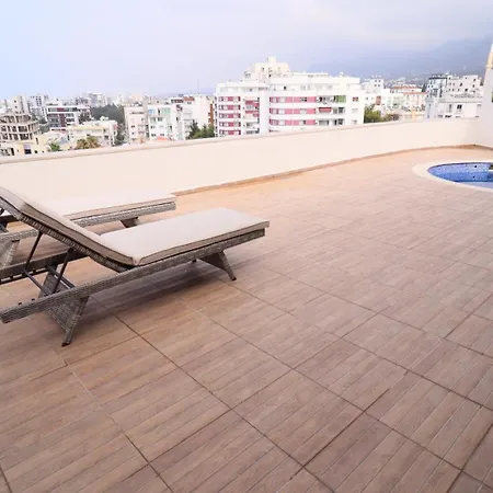 Girne Merkezde Genis Terasli Havuzlu Apartamento