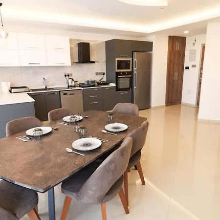 Girne Merkezde Genis Terasli Havuzlu Apartamento