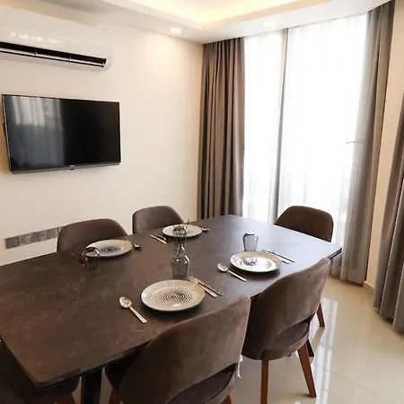 公寓 Girne Merkezde Genis Terasli Havuzlu