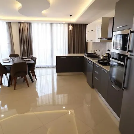 Girne Merkezde Genis Terasli Havuzlu *