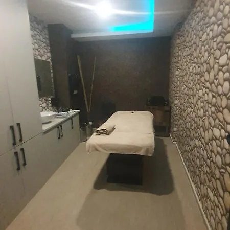 Girne Merkezde Genis Terasli Havuzlu