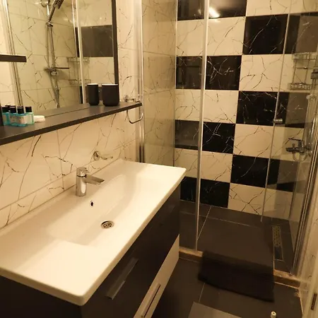 Girne Merkezde Genis Terasli Havuzlu