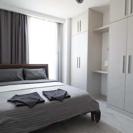 Girne Merkezde Genis Terasli Havuzlu *