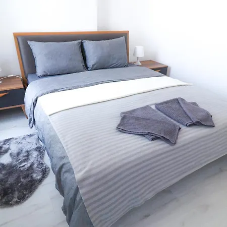 Girne Merkezde Genis Terasli Havuzlu * Karavas (Northern Cyprus)