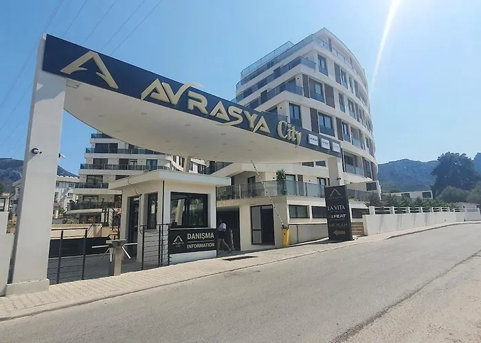 Girne Merkezde Genis Terasli Havuzlu Apartmán *