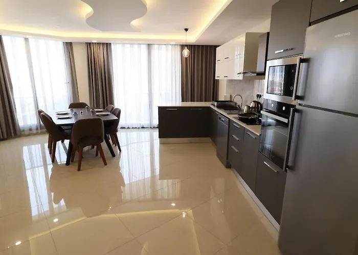 Girne Merkezde Genis Terasli Havuzlu *