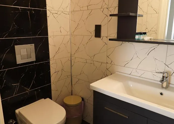 Girne Merkezde Genis Terasli Havuzlu Karavas (Northern Cyprus)