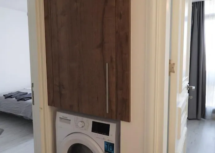 Girne Merkezde Genis Terasli Havuzlu * Karavas (Northern Cyprus)