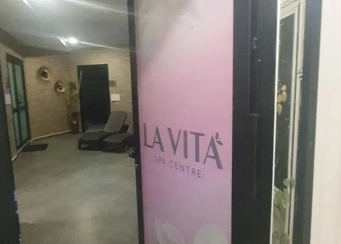 Girne Merkezde Genis Terasli Havuzlu Apartmán *