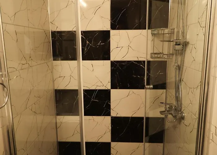 Girne Merkezde Genis Terasli Havuzlu *