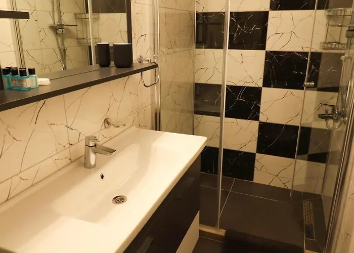 Girne Merkezde Genis Terasli Havuzlu