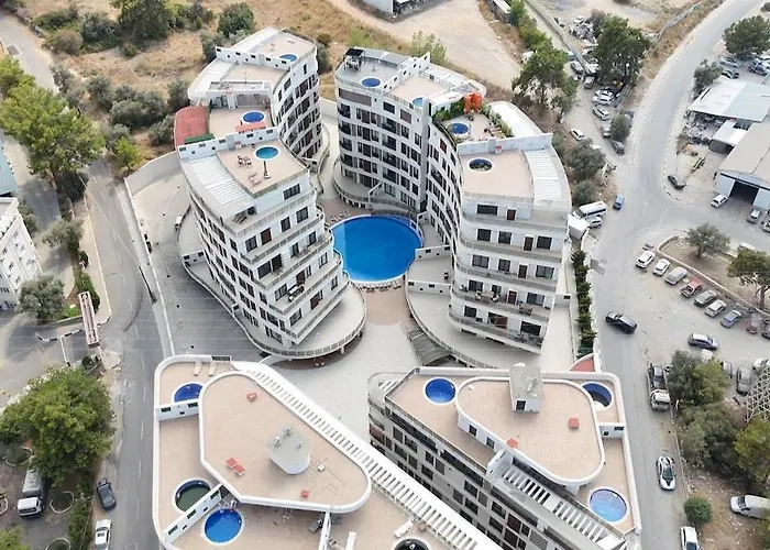 Girne Merkezde Genis Terasli Havuzlu Apartmán