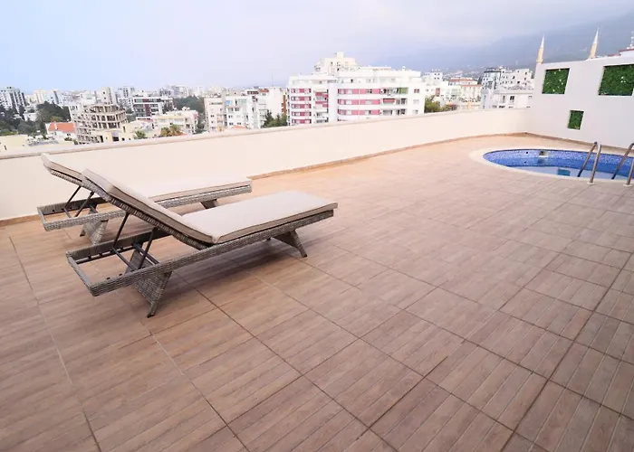 Girne Merkezde Genis Terasli Havuzlu Apartmán