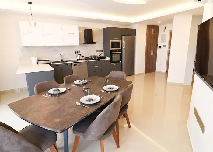 Girne Merkezde Genis Terasli Havuzlu Apartmán