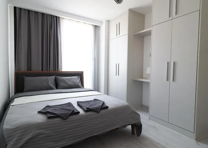 Girne Merkezde Genis Terasli Havuzlu *