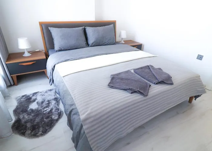 Girne Merkezde Genis Terasli Havuzlu * Karavas (Northern Cyprus)